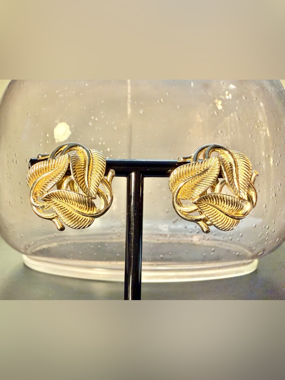 Rare Vintage Signed Crown Trifari Gold Tone Intertwined Leaf Clip On Earrings